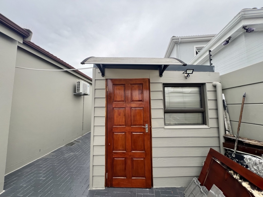 5 Bedroom Property for Sale in Parklands North Western Cape